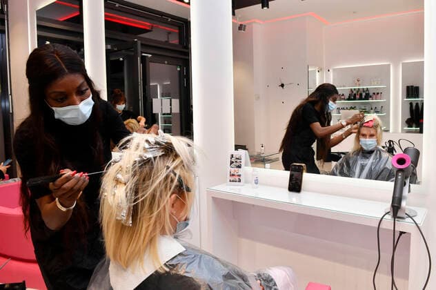 Arielle Rippegather mit Inhaberin Maggie (Magali) nachts bei Magali Coiffeur am Kurfürstendamm nach Wiedereröffnung der Friseursalons nach Lockerungen des Corona-Lockdowns. Berlin, 01.03.2021