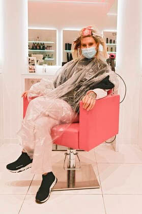 Arielle Rippegather nachts bei Magali Coiffeur am Kurfürstendamm nach Wiedereröffnung der Friseursalons nach Lockerungen des Corona-Lockdowns. Berlin, 01.03.2021