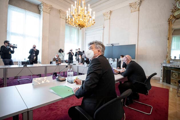 Kamerschwenk im Bundeskanzleramt: Treffen der Bundesregierung mit Expertinnen und Experten