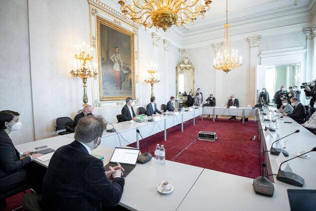 Kamerschwenk im Bundeskanzleramt: Treffen der Bundesregierung mit Expertinnen und Experten