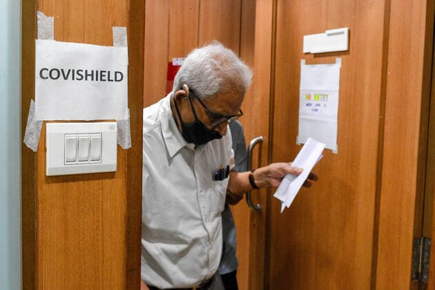 March 1, 2021, Kolkata, West Bengal, India: Indian government started to roll out vaccine for general public who are above 65 years of age or above 45 years of age having comorbidities.The government has given authorisation to private hosputals to charge a mximum of 250 rupees for the vaccination , where as for government hospityal it would be free of any charge. Kolkata India - ZUMAc211 20210301_zip_c211_008 Copyright: xDebarchanxChatterjeex