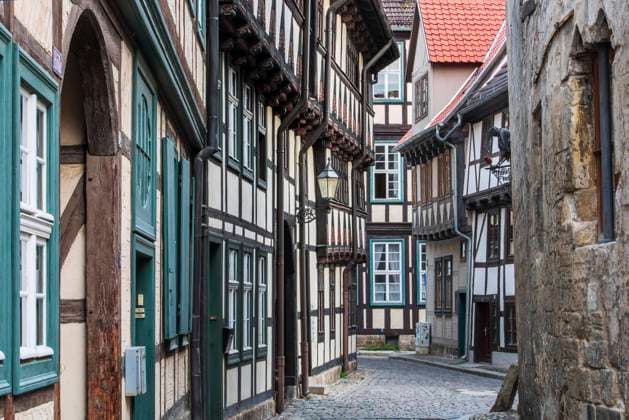 Enge Gasse mit Fachwerkhäusern in der Altstadt, UNESCO Welterbe, Quedlinburg, Sachsen-Anhalt, Deutschland, Europa Copyright: imageBROKER AndreasxVitting iblavi06700398.jpg
