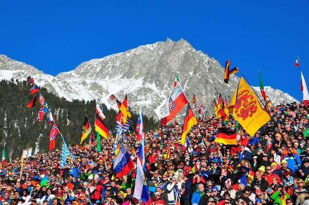 Wintersport, Zuschauer, Tribüne, Biathlon, Antholz, Pustertal, Südtirol, Italien, Europa *** Winter sports, spectators, grandstand, biathlon, Antholz, Pustertal, South Tyrol, Italy, Europe Copyright: imageBROKER SPOT ibllpe05240536.jpg