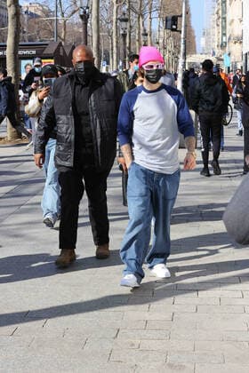 Bilder des Jahres 2021, Entertainment 03 März Entertainment Themen der Woche KW09 Entertainment Bilder des Tages Paris Fashion Week: Justin Bieber se rend chez Louis Vuitton. PAP03212360 Paris, 01 March 2021 Justin Bieber goes shopping in Louis Vuitton store and strolls on the Champs Elysées in Paris, France Crédit Papixs 265469 2021-03-01 PARIS France Bieber, Justin  Copyright: xPapixsx xStarfacex STAR_265469_018