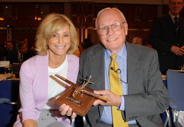 IATA Neil Armstrong 07.06.2010 Astronaut, Preistraeger Neil Alden Armstrong + Frau Carol im Hotel Intercontinental, Budapesterstrasse, Berlin, bei der Verleihung des - Global Aviation Leadership Award - im Rahmen der IATA Jahreskonferenz - 07.06.2010 - Copyright : Eventpress Bauer *** IATA Neil Armstrong 07 06 2010 Astronaut, award winner Neil Alden Armstrong wife Carol at the Hotel Intercontinental, Budapesterstrasse, Berlin, during the presentation of the Global Aviation Leadership Award at the IATA Annual Conference 07 06 2010 Copyright Eventpress Bauer Copyright: xEventpressxBauerx
