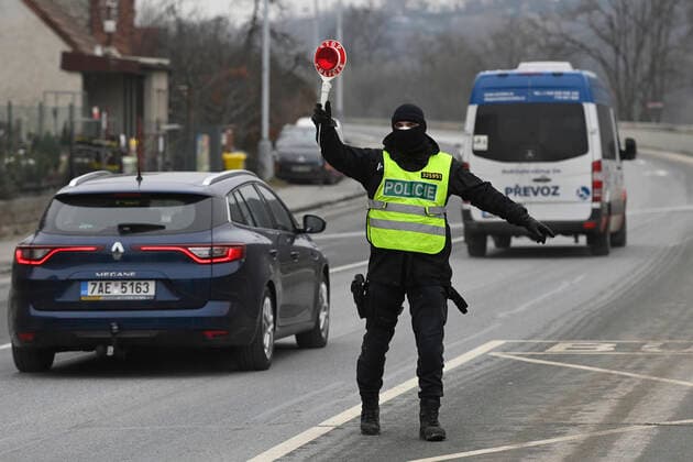 News Bilder des Tages A total of 3,834 soldiers and 270 customs officers will help police check the observance of the new anti-epidemic restrictions in Czechia as of Tuesday, while altogether 30,000 will be deployed for this purpose. Pictured police control on road in Zbraslav, Prague, Czech Republic, March 1, 2021. (CTKxPhoto OndrejxDeml) CTKPhotoP202103010615301  dml 010