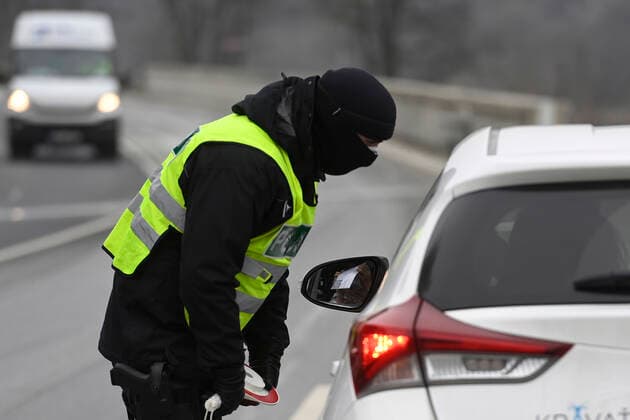 A total of 3,834 soldiers and 270 customs officers will help police check the observance of the new anti-epidemic restrictions in Czechia as of Tuesday, while altogether 30,000 will be deployed for this purpose. Pictured police control on road in Zbraslav, Prague, Czech Republic, March 1, 2021. (CTKxPhoto OndrejxDeml) CTKPhotoP202103010617401  dml 009