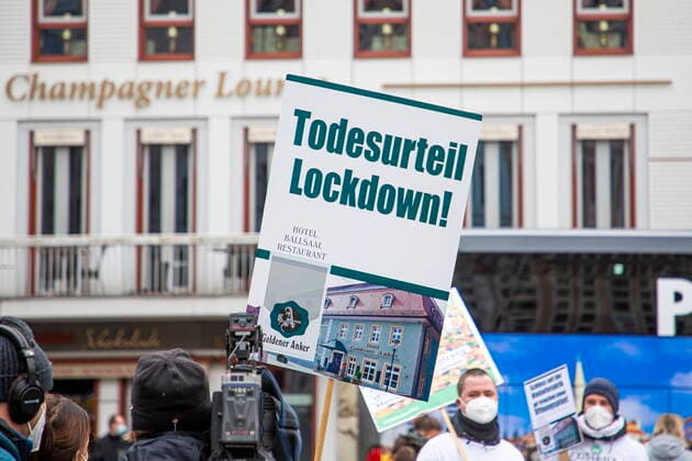 News Themen der Woche KW09 News Bilder des Tages Öffnen Jetzt! Demonstration und Talk zur Corona-Strategie und deren Folgen auf dem Neumarkt in Dresden in Anwesenheit von betroffenen Unternehmern und lokalen Politikern - initiiert von der Initiative Leere Stühle und deren Sprecherin Kathleen Parma.