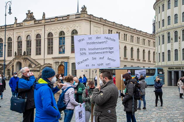 Öffnen Jetzt! Demonstration und Talk zur Corona-Strategie und deren Folgen auf dem Neumarkt in Dresden in Anwesenheit von betroffenen Unternehmern und lokalen Politikern - initiiert von der Initiative Leere Stühle und deren Sprecherin Kathleen Parma.
