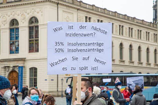 Öffnen Jetzt! Demonstration und Talk zur Corona-Strategie und deren Folgen auf dem Neumarkt in Dresden in Anwesenheit von betroffenen Unternehmern und lokalen Politikern - initiiert von der Initiative Leere Stühle und deren Sprecherin Kathleen Parma.