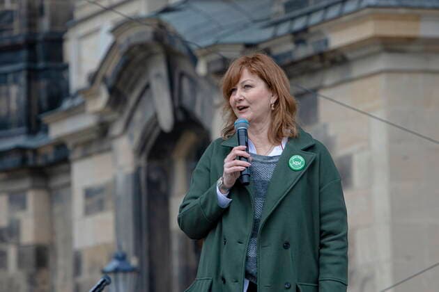 Kathleen Parma moderierte die Veranstaltung - Öffnen Jetzt! Demonstration und Talk zur Corona-Strategie und deren Folgen auf dem Neumarkt in Dresden in Anwesenheit von betroffenen Unternehmern und lokalen Politikern - initiiert von der Initiative Leere Stühle und deren Sprecherin Kathleen Parma.