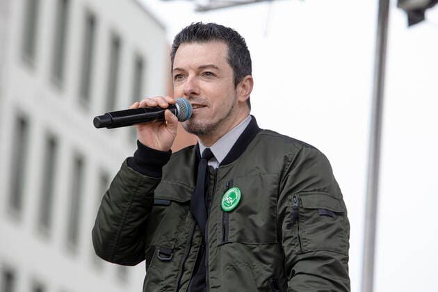 Der Dresdner Sänger (und Schuhverkäufer) Tom Reichel hat ein Lied über die aktuelle Situation geschrieben und singt es auf der Veranstaltung - Öffnen Jetzt! Demonstration und Talk zur Corona-Strategie und deren Folgen auf dem Neumarkt in Dresden in Anwesenheit von betroffenen Unternehmern und lokalen Politikern - initiiert von der Initiative Leere Stühle und deren Sprecherin Kathleen Parma.