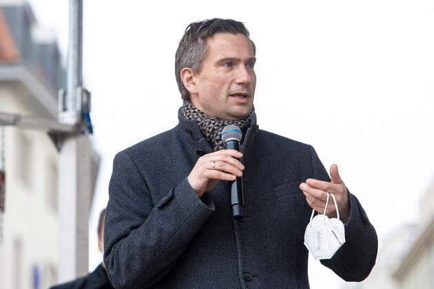 Der Sächsische Staatsminister für Wirtschaft, Arbeit und Verkehr Martin Dulig (SPD) spricht auf der Veranstaltung - Öffnen Jetzt! Demonstration und Talk zur Corona-Strategie und deren Folgen auf dem Neumarkt in Dresden in Anwesenheit von betroffenen Unternehmern und lokalen Politikern - initiiert von der Initiative Leere Stühle und deren Sprecherin Kathleen Parma.