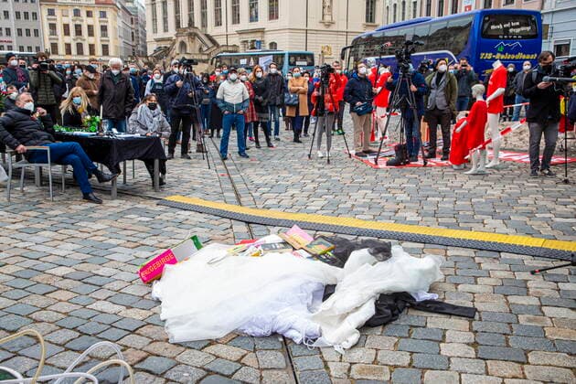Brautkleider die z.Z. nicht verkauft werden können, liegen auf dem Pflaster des Neumarktes vor der Frauenkirche -. Öffnen Jetzt! Demonstration und Talk zur Corona-Strategie und deren Folgen auf dem Neumarkt in Dresden in Anwesenheit von betroffenen Unternehmern und lokalen Politikern - initiiert von der Initiative Leere Stühle und deren Sprecherin Kathleen Parma.