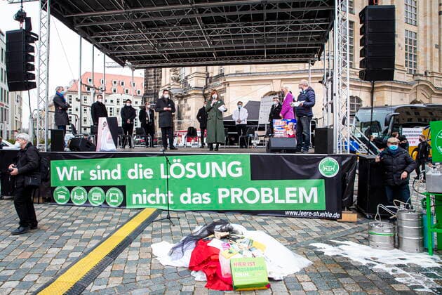 Öffnen Jetzt! Demonstration und Talk zur Corona-Strategie und deren Folgen auf dem Neumarkt in Dresden in Anwesenheit von betroffenen Unternehmern und lokalen Politikern - initiiert von der Initiative Leere Stühle und deren Sprecherin Kathleen Parma.