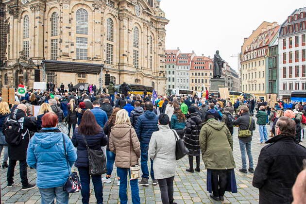 Öffnen Jetzt! Demonstration und Talk zur Corona-Strategie und deren Folgen auf dem Neumarkt in Dresden in Anwesenheit von betroffenen Unternehmern und lokalen Politikern - initiiert von der Initiative Leere Stühle und deren Sprecherin Kathleen Parma.