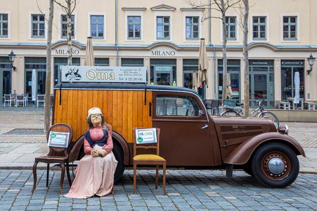 Öffnen Jetzt! Demonstration und Talk zur Corona-Strategie und deren Folgen auf dem Neumarkt in Dresden in Anwesenheit von betroffenen Unternehmern und lokalen Politikern - initiiert von der Initiative Leere Stühle und deren Sprecherin Kathleen Parma.