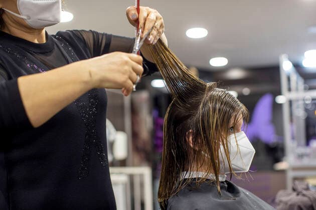 01.03.2021 , DU Duisburg , Friseure dürfen ab dem 01.03.2021 wieder öffnen , Sadiye Kisin vom Friseursalon Haarscharf in Duisburg - Buchholz hat den ersten Termin in ihrem Salon am Marktplatz um 00:01 Uhr versteigert. SPD-Landtagspolitikerin Sarah Philipp hat mit ihrem Gebot von 500 Euro gewonnen , Kisin verdoppelt den Betrag , insgesamt gehen 1000 Euro an die Kindernothilfe in Duisburg. Friseurin Sadiye Kisin schneidet Sarah Philipp die Haare.
