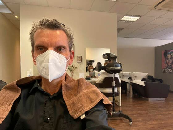 Kunde mit FFP2 Maske und nassen Haaren beim Friseur, Friseursalons öffnen während Lockdown, Corona-Krise, Stuttgart, Baden-Württemberg, Deutschland Coronavirus