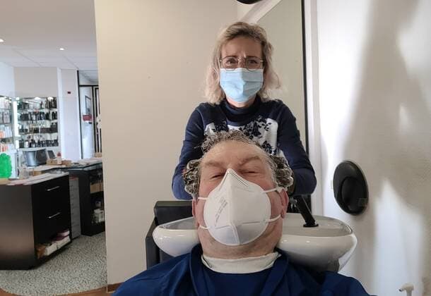 01.03.2021 xkhx Kassel Symbolbild Corona Lockdown gelockert Friseure dürfen wieder öffnen und Haarschneiden unter den strengen Coronaregeln z.B. mit Maske auch unser Fotograf Kurt Heldmann nutzte die Gunst der Stunde und ließ sich die Haare schneiden