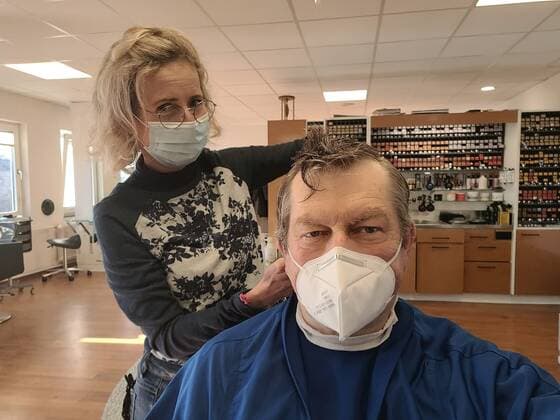 01.03.2021 xkhx Kassel Symbolbild Corona Lockdown gelockert Friseure dürfen wieder öffnen und Haarschneiden unter den strengen Coronaregeln z.B. mit Maske auch unser Fotograf Kurt Heldmann nutzte die Gunst der Stunde und ließ sich die Haare schneiden