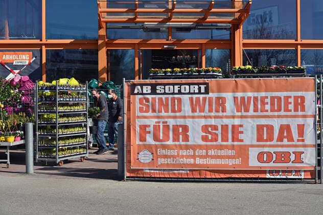 AB SOFORT SIND WIR WIEDER FUER SIE DA! Wiedereroeffnung von Baumaerkten und Gaertnereien am 01.Maerz 2021. Ein Obi Baumarkt nach Wiedereroeffnung nach langem und harten Lockdown. Nur wenige Kunden finden sich ein