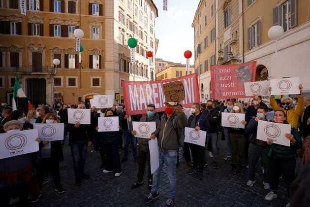 Rome, February 26, 2021. Piazza Montecitorio. Demonstration by restaurateurs to protest against the restrictions imposed by the Government to deal with the Coronavirus pandemic Editorial Usage Only  Copyright: xVincenzoxLivierix xIPAx