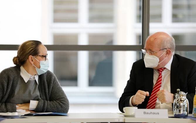 PK IHK Erfurt 01.03.2021 , Erfurt, IHK Erfurt, Pressekonferenz, Branchenvertreter diskutieren Öffnungsperspektiven für sicheren Neustart im Bild: Vertreterin der Veranstaltungsbranche Constanze Kreuser (Geschäftsführerin RAM Regio Ausstellungs GmbH) und Dieter Bauhaus (Präsident der IHK Erfurt und Vorstandsvorsitzender Sparkasse Mittelthüringen, Erfurt) im Gespräch