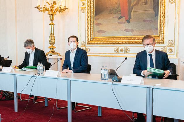 Wien 01.03.2021, Bundeskanzleramt, Wien, AUT, Bundesregierung, Kameraschwenk vor Austausch der Bundesregierung mit Experten zum Coronavirus und weiteren Oeffnungsschritten, im Bild v. l. Werner Kogler (Gruene), Sebastian Kurz (OeVP), Rudolf Anschober (Gruene) during a camera pan ahead of federal government s exchange with experts on coronavirus and further opening steps at the federal chancellery in Vienna, Austria on 2021 03 01.