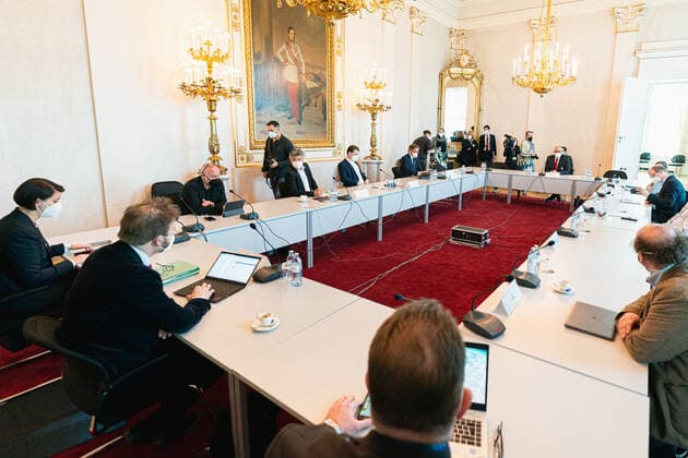 Wien 01.03.2021, Bundeskanzleramt, Wien, AUT, Bundesregierung, Kameraschwenk vor Austausch der Bundesregierung mit Experten zum Coronavirus und weiteren Oeffnungsschritten, mittig im Bild v. l. Werner Kogler (Gruene), Sebastian Kurz (OeVP), Rudolf Anschober (Gruene) during a camera pan ahead of federal government s exchange with experts on coronavirus and further opening steps at the federal chancellery in Vienna, Austria on 2021 03 01.