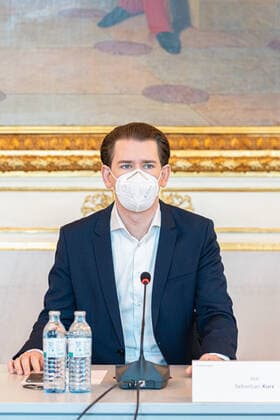 Wien 01.03.2021, Bundeskanzleramt, Wien, AUT, Bundesregierung, Kameraschwenk vor Austausch der Bundesregierung mit Experten zum Coronavirus und weiteren Oeffnungsschritten, im Bild Sebastian Kurz (OeVP) during a camera pan ahead of federal government s exchange with experts on coronavirus and further opening steps at the federal chancellery in Vienna, Austria on 2021 03 01.