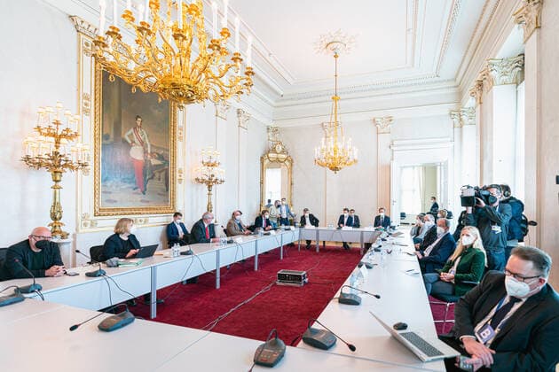 Wien 01.03.2021, Bundeskanzleramt, Wien, AUT, Bundesregierung, Kameraschwenk vor Austausch der Bundesregierung mit Experten und Spitzen der Oppositionsparteien zum Coronavirus und weiteren Oeffnungsschritten, mittig im Bild v. l. Werner Kogler (Gruene), Sebastian Kurz (OeVP), Rudolf Anschober (Gruene) during a camera pan ahead of federal government s exchange with experts and opposition party leaders on coronavirus and further opening steps at the federal chancellery in Vienna, Austria on 2021 03 01.