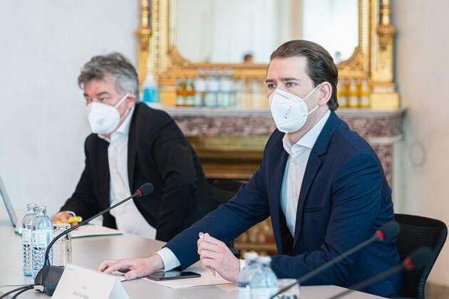 Wien 01.03.2021, Bundeskanzleramt, Wien, AUT, Bundesregierung, Kameraschwenk vor Austausch der Bundesregierung mit Experten und Spitzen der Oppositionsparteien zum Coronavirus und weiteren Oeffnungsschritten, im Bild v. l. Werner Kogler (Gruene), Sebastian Kurz (OeVP) during a camera pan ahead of federal government s exchange with experts and opposition party leaders on coronavirus and further opening steps at the federal chancellery in Vienna, Austria on 2021 03 01.