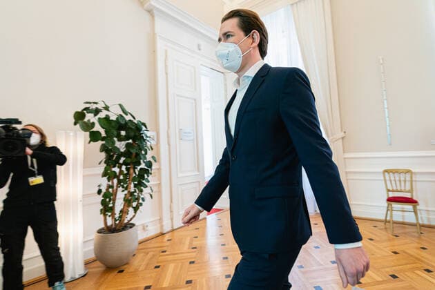 Wien 01.03.2021, Bundeskanzleramt, Wien, AUT, Bundesregierung, Kameraschwenk vor Austausch der Bundesregierung mit Experten und Landeshauptleuten zum Coronavirus und weiteren Oeffnungsschritten, im Bild Sebastian Kurz (OeVP) during a camera pan ahead of federal government s exchange with experts and state governors on coronavirus and further opening steps at the federal chancellery in Vienna, Austria on 2021 03 01.