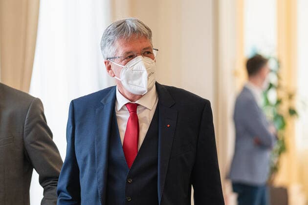 Wien 01.03.2021, Bundeskanzleramt, Wien, AUT, Bundesregierung, Kameraschwenk vor Austausch der Bundesregierung mit Experten und Landeshauptleuten zum Coronavirus und weiteren Oeffnungsschritten, im Bild Peter Kaiser (SPOe) during a camera pan ahead of federal government s exchange with experts and state governors on coronavirus and further opening steps at the federal chancellery in Vienna, Austria on 2021 03 01.
