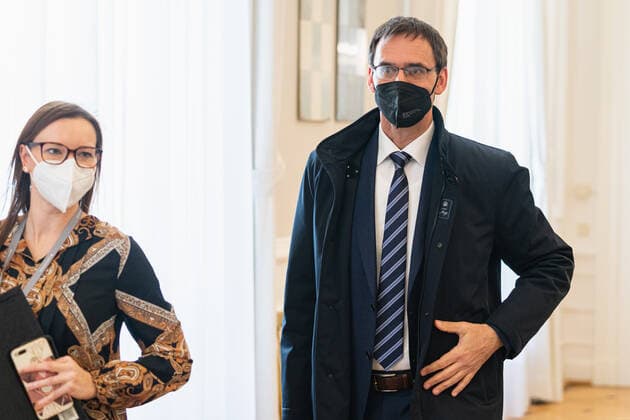 Wien 01.03.2021, Bundeskanzleramt, Wien, AUT, Bundesregierung, Kameraschwenk vor Austausch der Bundesregierung mit Experten und Landeshauptleuten zum Coronavirus und weiteren Oeffnungsschritten, im Bild Markus Wallner (OeVP) during a camera pan ahead of federal government s exchange with experts and state governors on coronavirus and further opening steps at the federal chancellery in Vienna, Austria on 2021 03 01.