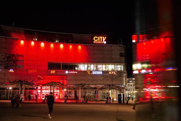 Kassel Einkaufszentren in Kassel leuchten rot Einkaufszentren in Kassel leuchten rot, das City-Center in der Innenstadt Kassel leuchtert rot als ein mahnendes Zeichen für die schwierige Lage der Händler sowie für eine schnelle Wiedereröffnung der Geschäfte in Deutschland, die Lichtaktion findet im Rahmen der Initiative Das Leben gehört ins Zentrum statt, zu der sich zahlreiche namhafte Handelsunternehmen zusammengeschlossen haben, 1. März 2021, Kassel Hessen Deutschland,