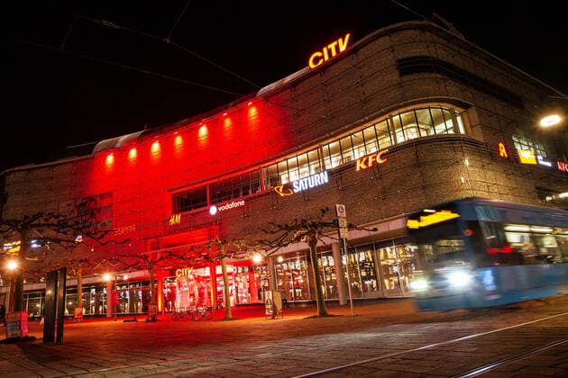 Kassel Einkaufszentren in Kassel leuchten rot Einkaufszentren in Kassel leuchten rot, das City-Center in der Innenstadt Kassel leuchtert rot als ein mahnendes Zeichen für die schwierige Lage der Händler sowie für eine schnelle Wiedereröffnung der Geschäfte in Deutschland, die Lichtaktion findet im Rahmen der Initiative Das Leben gehört ins Zentrum statt, zu der sich zahlreiche namhafte Handelsunternehmen zusammengeschlossen haben, 1. März 2021, Kassel Hessen Deutschland,