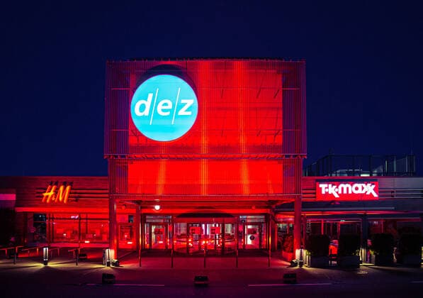 News Bilder des Tages Kassel Einkaufszentren in Kassel leuchten rot Einkaufszentren in Kassel leuchten rot, das dez Einkaufszentrum in Kassel-Niederzwehren leuchtet rot als ein mahnendes Zeichen für die schwierige Lage der Händler sowie für eine schnelle Wiedereröffnung der Geschäfte in Deutschland, die Lichtaktion findet im Rahmen der Initiative Das Leben gehört ins Zentrum statt, zu der sich zahlreiche namhafte Handelsunternehmen zusammengeschlossen haben, 1. März 2021, Kassel Hessen Deutschland,