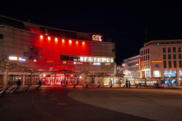 Kassel Einkaufszentren in Kassel leuchten rot Einkaufszentren in Kassel leuchten rot, das City-Center in der Innenstadt Kassel leuchtert rot als ein mahnendes Zeichen für die schwierige Lage der Händler sowie für eine schnelle Wiedereröffnung der Geschäfte in Deutschland, die Lichtaktion findet im Rahmen der Initiative Das Leben gehört ins Zentrum statt, zu der sich zahlreiche namhafte Handelsunternehmen zusammengeschlossen haben, 1. März 2021, Kassel Hessen Deutschland,