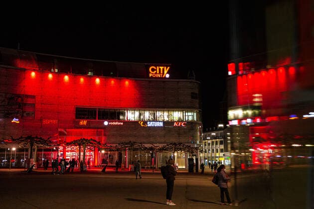 Kassel Einkaufszentren in Kassel leuchten rot Einkaufszentren in Kassel leuchten rot, das City-Center in der Innenstadt Kassel leuchtert rot als ein mahnendes Zeichen für die schwierige Lage der Händler sowie für eine schnelle Wiedereröffnung der Geschäfte in Deutschland, die Lichtaktion findet im Rahmen der Initiative Das Leben gehört ins Zentrum statt, zu der sich zahlreiche namhafte Handelsunternehmen zusammengeschlossen haben, 1. März 2021, Kassel Hessen Deutschland,
