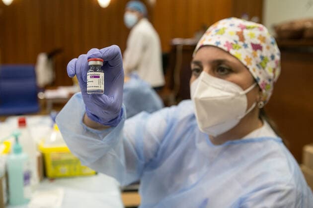 Coronavirus in Spanien, Impfung in Merida A healthcare professional holds a vial of the AstraZeneca vaccine against COVID-19 at the Hospital de MÃ rida, Extremadura (Spain), on 1 March 2021. The Covid-19 vaccination of teachers in Extremadura begins this afternoon with the administration of the first dose to about 140 pre-school and primary school teachers under the age of 55 who work in the health area of Merida. The vaccination will be the starting point of the administration of doses from now on and in a progressive to the rest of the group of teachers in the community. 01 MARCH 2021;EXTREMADURA;TEACHERS;TEACHING;VACCINATION;VACCINES;CORONAVIRUS;COVID-19;EDUCATION Jorge Armestar LagenciaEP 03 01 2021 MERIDA, EXTREMADURA MERIDA, EXTREMADURA Spain Copyright: xJorgexArmestarx 3586878