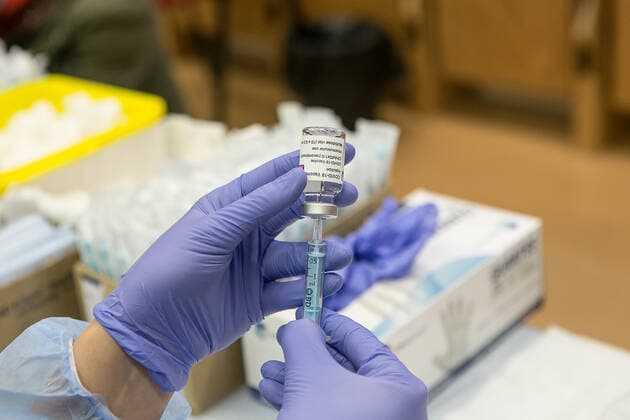 Coronavirus in Spanien, Impfung in Merida A healthcare professional holds a vial of the AstraZeneca vaccine against COVID-19 at the Hospital de MÃ rida, Extremadura (Spain), on 1 March 2021. The Covid-19 vaccination of teachers in Extremadura begins this afternoon with the administration of the first dose to about 140 pre-school and primary school teachers under the age of 55 who work in the health area of Merida. The vaccination will be the starting point of the administration of doses from now on and in a progressive to the rest of the group of teachers in the community. 01 MARCH 2021;EXTREMADURA;TEACHERS;TEACHING;VACCINATION;VACCINES;CORONAVIRUS;COVID-19;EDUCATION Jorge Armestar LagenciaEP 03 01 2021 MERIDA, EXTREMADURA MERIDA, EXTREMADURA Spain Copyright: xJorgexArmestarx 3586879