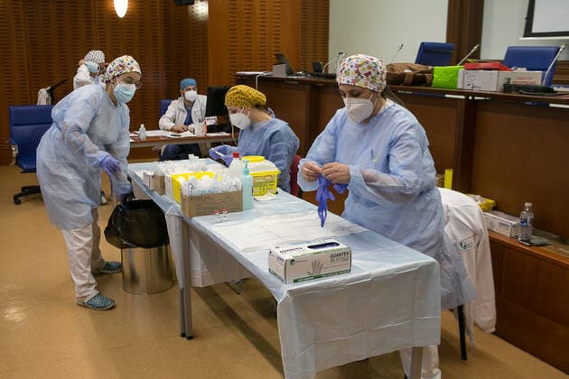 Coronavirus in Spanien, Impfung in Merida Several healthcare professionals prepare to administer AstraZeneca s Covid-19 vaccine at the Hospital de MÃ rida, Extremadura (Spain), on 1 March 2021. The vaccination against Covid-19 of teachers in Extremadura begins this afternoon with the administration of the first dose to about 140 teachers of Infant and Primary under 55 years working in the health area emeritense. The vaccination will be the starting point of the administration of doses from now on and in a progressive to the rest of the group of teachers in the community. 01 MARCH 2021;EXTREMADURA;TEACHERS;TEACHING;VACCINATION;VACCINES;CORONAVIRUS;COVID-19;EDUCATION Jorge Armestar LagenciaEP 03 01 2021 MERIDA, EXTREMADURA MERIDA, EXTREMADURA Spain Copyright: xJorgexArmestarx 3586886