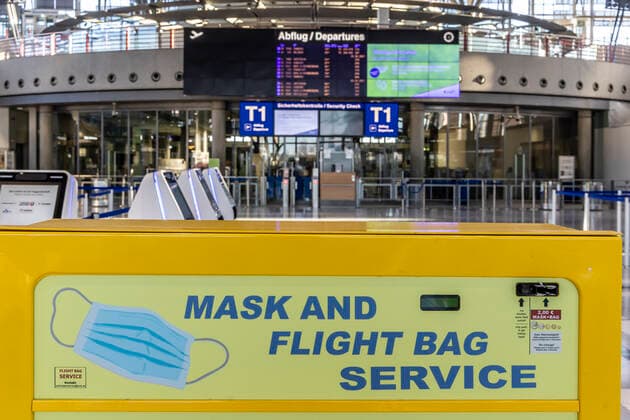 Flughafen Stuttgart in Zeiten der Corona-Pandemie. Der Flugplan ist drastisch ausgedünnt, der Flugbetrieb ist imTerminal 3 konzentriert. 01.03.2021: Deutschland, Baden-Württemberg, Stuttgart.