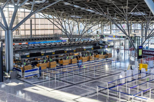 Flughafen Stuttgart in Zeiten der Corona-Pandemie. Der Flugplan ist drastisch ausgedünnt, der Flugbetrieb ist imTerminal 3 konzentriert. 01.03.2021: Deutschland, Baden-Württemberg, Stuttgart.
