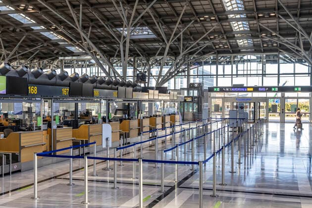 Flughafen Stuttgart in Zeiten der Corona-Pandemie. Der Flugplan ist drastisch ausgedünnt, der Flugbetrieb ist imTerminal 3 konzentriert. 01.03.2021: Deutschland, Baden-Württemberg, Stuttgart.