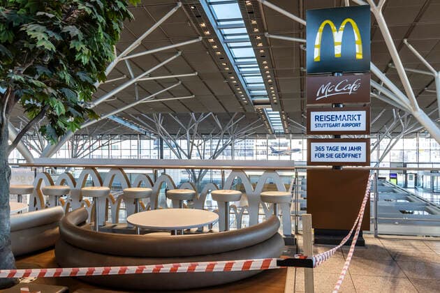Flughafen Stuttgart in Zeiten der Corona-Pandemie. Der Reisemarkt, der angeblich 365 Tage im Jahr geöffnet hat, siecht vor sich hin. McDonalds hat den Betrieb eingestellt. 01.03.2021: Deutschland, Baden-Württemberg, Stuttgart.