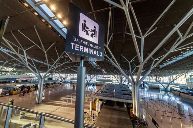 Flughafen Stuttgart in Zeiten der Corona-Pandemie. Der Flugplan ist drastisch ausgedünnt, der Flugbetrieb ist imTerminal 3 konzentriert. 01.03.2021: Deutschland, Baden-Württemberg, Stuttgart.