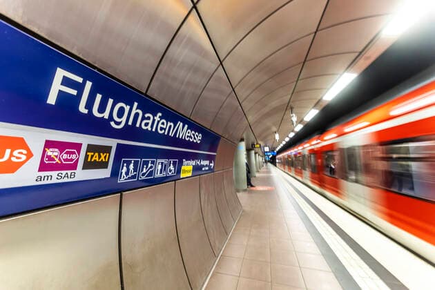 Flughafenbahnhof Stuttgart mit S-Bahn. 01.03.2021: Deutschland, Baden-Württemberg, Stuttgart.